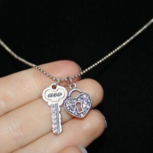 Beautiful silver and rhinestone Aeropostale Key and lock necklace 16-18"